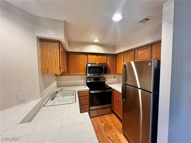 2140 Pinetop Ln in Las Vegas, NV - Building Photo - Building Photo