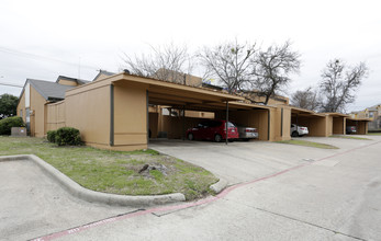 Oaks Branch Apartments in Garland, TX - Building Photo - Building Photo