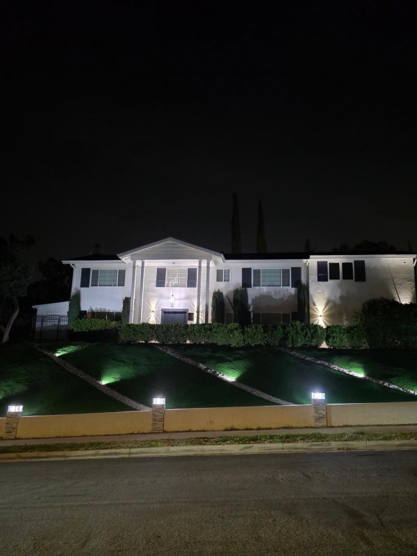 10644 Vanalden Ave in Los Angeles, CA - Foto de edificio - Building Photo