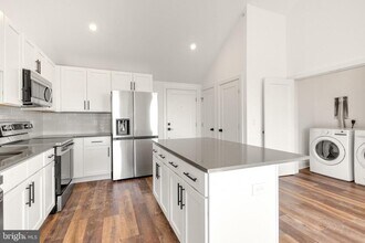 7037 Ridge Ave in Philadelphia, PA - Building Photo - Building Photo