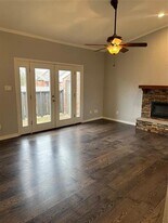 411 Pebble Way in Arlington, TX - Building Photo