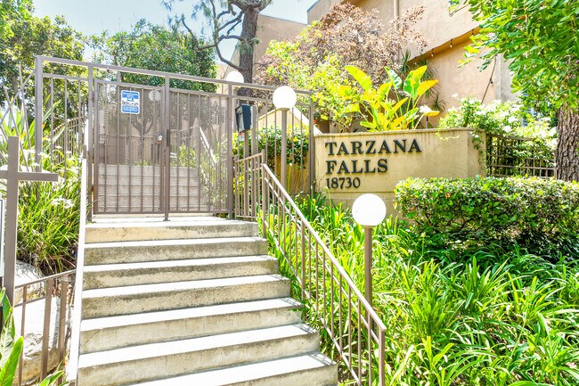 Tarzana Falls in Tarzana, CA - Foto de edificio - Building Photo