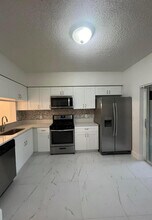 7870 Dixie Beach Cir in Tamarac, FL - Building Photo - Building Photo