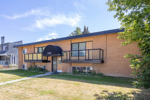 2121 35 Av SW in Calgary, AB - Building Photo