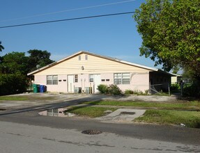 13750 NE 2nd Ct in Miami, FL - Foto de edificio - Building Photo