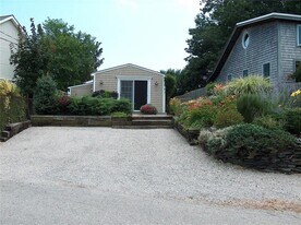 322 Riverside St in Portsmouth, RI - Building Photo