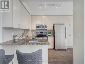 225 Webb Dr in Mississauga, ON - Building Photo - Building Photo