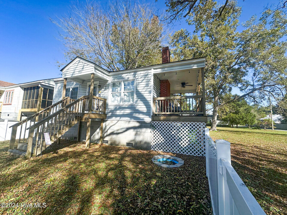 2402 Oaks Rd in New Bern, NC - Building Photo