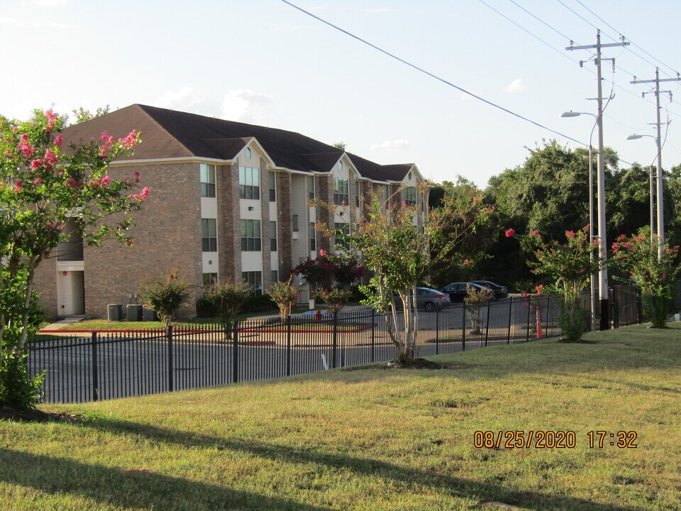 Creekside Apartments in Prairie View, TX - Building Photo