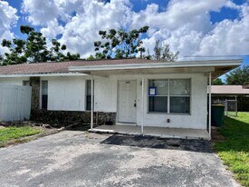 1270 Jeronimo Dr in Naples, FL - Building Photo