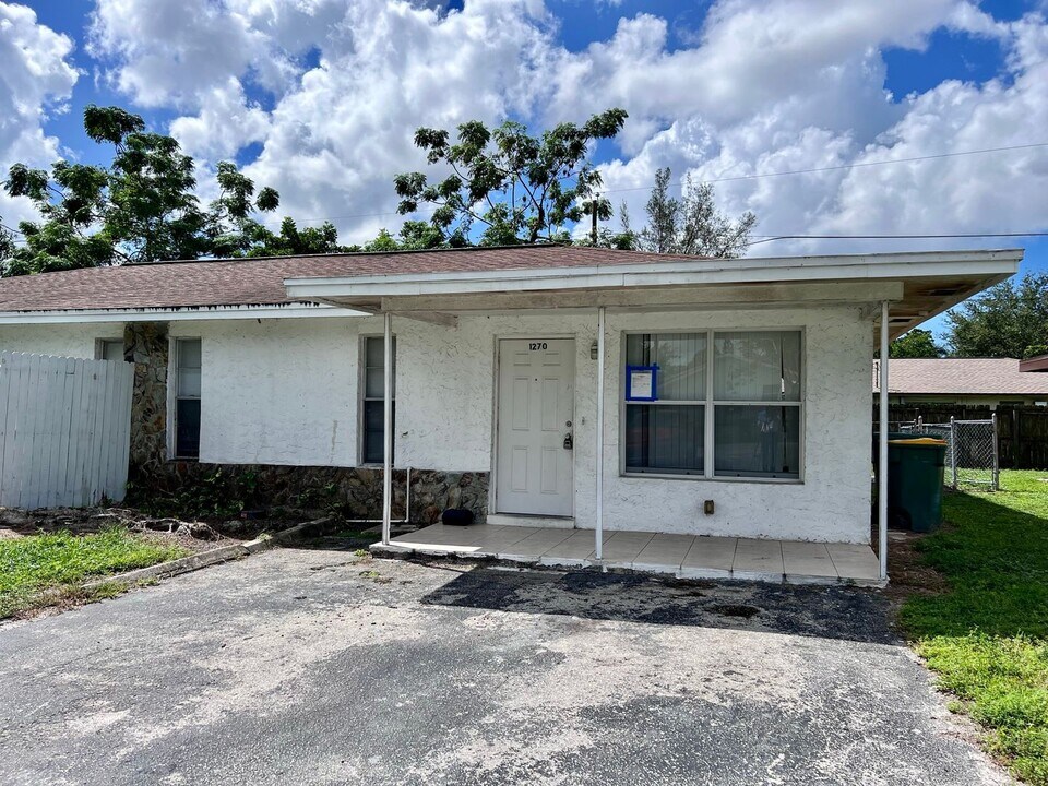 1270 Jeronimo Dr in Naples, FL - Building Photo