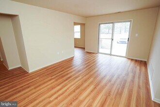 806 College Ln, Unit D in Salisbury, MD - Building Photo - Building Photo