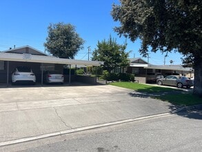 Charming 1 Bedroom unit, completely remodeled with In-Unit Washer/Dryer! in Orange, CA - Foto de edificio - Building Photo