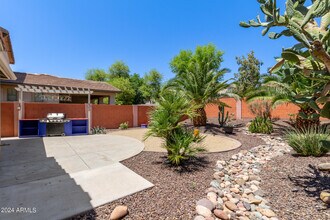 15328 W Wethersfield Rd in Surprise, AZ - Foto de edificio - Building Photo