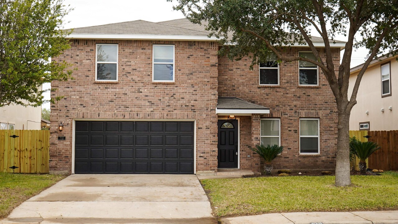 710 Starling Creek Loop in Laredo, TX - Foto de edificio