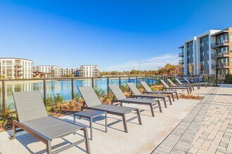 10505 Deerwood Rd-Unit -322 in Houston, TX - Building Photo - Building Photo