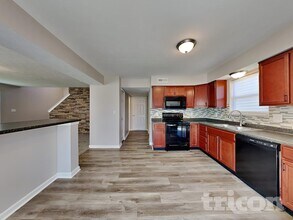 561 Grassy Bend Dr in Greenwood, IN - Foto de edificio - Building Photo