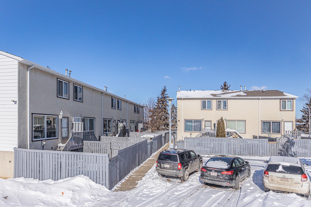 107 Lee Ridge Rd NW in Edmonton, AB - Building Photo