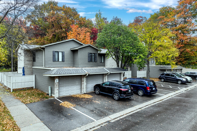 Tanager Creek Rental Townhomes in Eden Prairie, MN - Building Photo - Building Photo