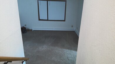 7411 Woburn Cir, Unit 4 in Anchorage, AK - Foto de edificio - Building Photo
