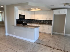 3012 Harborside Dr in Las Vegas, NV - Foto de edificio - Building Photo