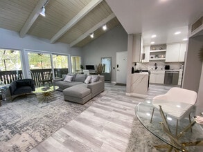 18350 Hatteras St, Unit 272 in Tarzana, CA - Building Photo - Building Photo