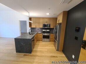 83 Gardner St, Unit 402 in Boston, MA - Building Photo - Building Photo