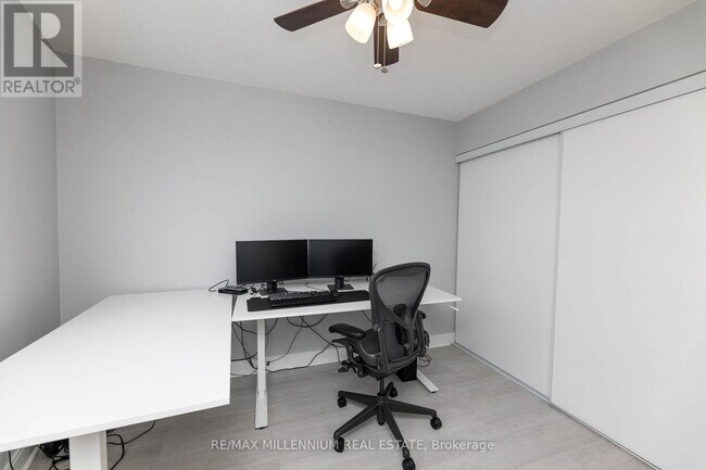 125 Village Green Square in Toronto, ON - Building Photo - Building Photo