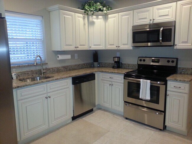 3249 NE 10th St in Pompano Beach, FL - Building Photo - Building Photo