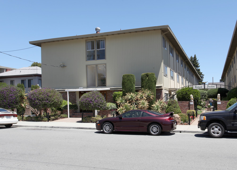 Catania Apartments in San Mateo, CA - Building Photo