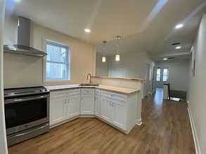 5432 Springfield Ave, Unit 2 in Philadelphia, PA - Foto de edificio - Building Photo