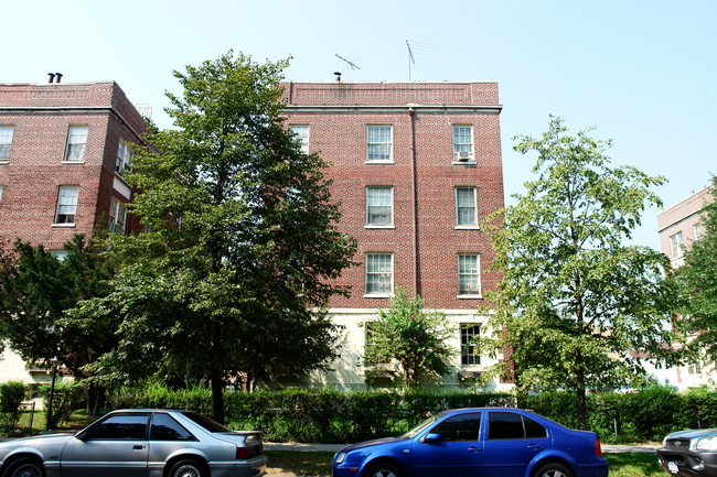 37-18 Bowne St in Flushing, NY - Building Photo - Building Photo