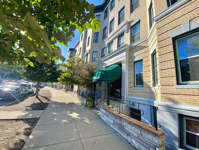 1423 Commonwealth Ave, Unit 204 in Boston, MA - Building Photo - Building Photo