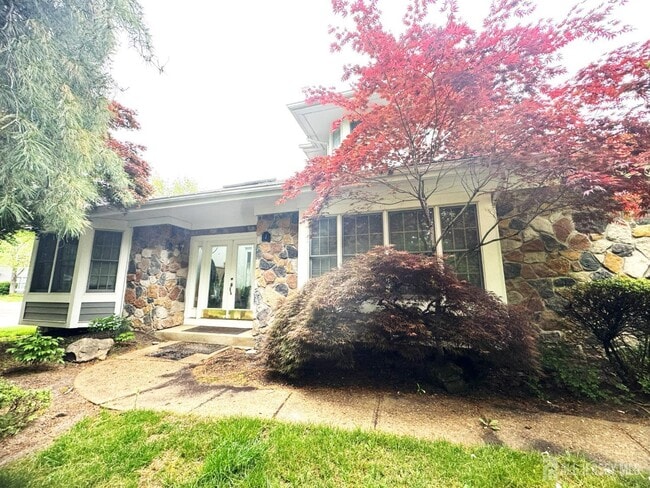 property at 1 Crabapple Ct