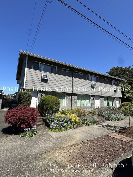 2137 SE Oak St in Portland, OR - Building Photo