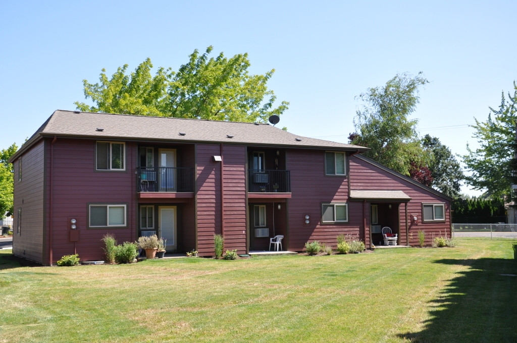 Cascade Valley Apartments in Mt Angel, OR - Building Photo