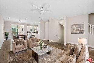 4374 Paxton Pl in Calabasas, CA - Building Photo