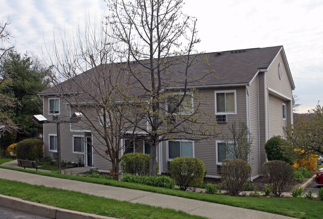 Cortwood Village in Orangeburg, NY - Foto de edificio - Building Photo