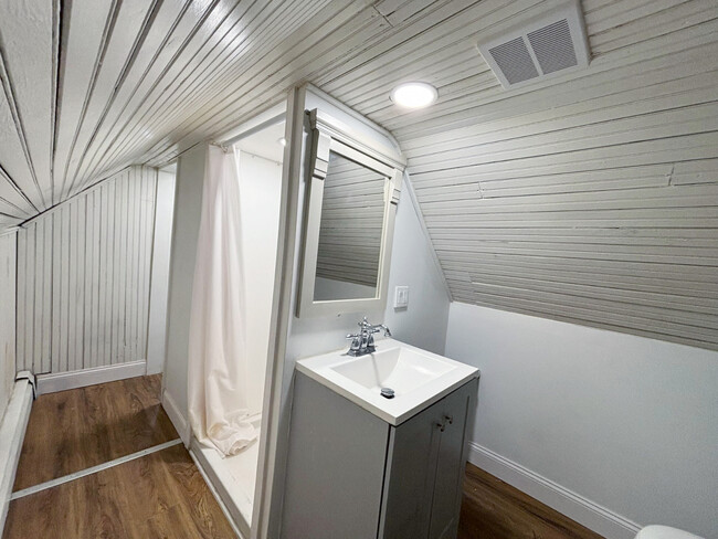 10 Ashland St, Unit 1 in Somerville, MA - Building Photo - Building Photo
