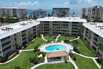 3000 Gulf Shore Blvd N in Naples, FL - Foto de edificio - Building Photo