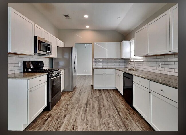 2155 Springhill Dr in Saginaw, TX - Building Photo - Building Photo