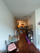 927 N Calvert St, Unit 2F in Baltimore, MD - Foto de edificio - Building Photo