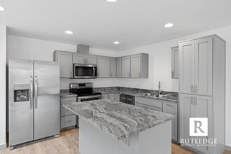 361 Beechwood Way in Medford, OR - Building Photo - Building Photo