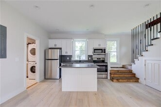 556 E Main Rd in Middletown, RI - Building Photo - Building Photo