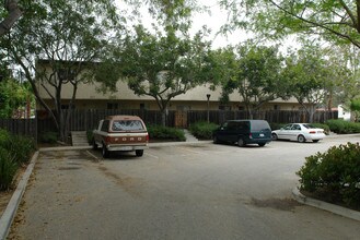Monteria Village in Santa Barbara, CA - Foto de edificio - Building Photo