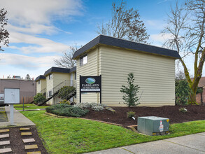 Parklawn Apartments in Forest Grove, OR - Building Photo - Building Photo