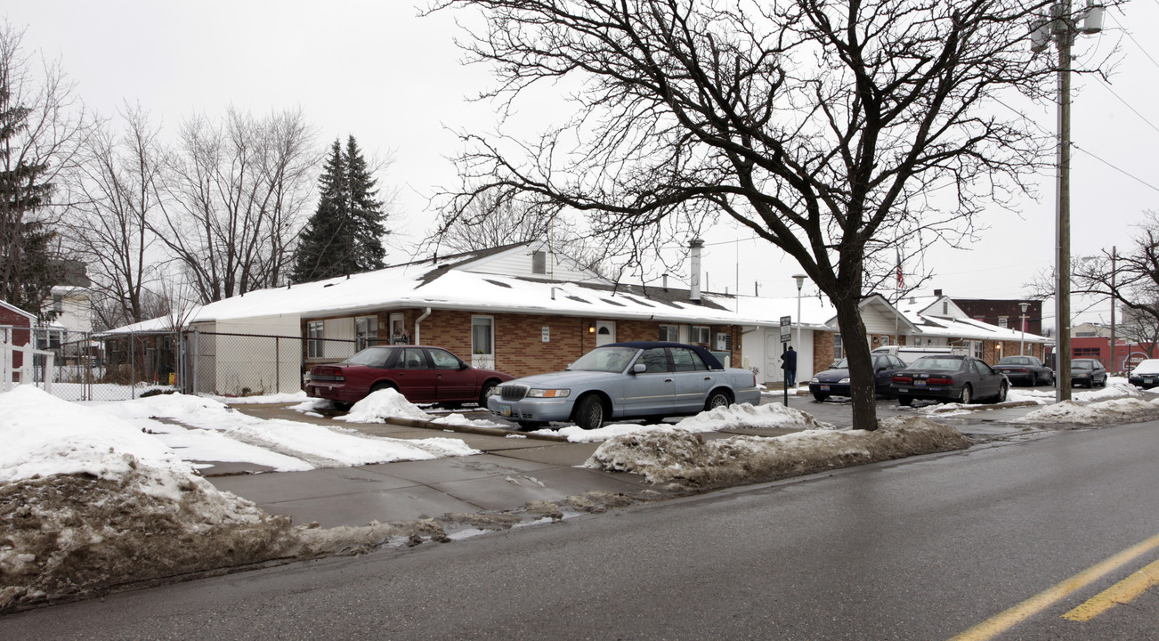 3929 Mahoning Rd NE in Canton, OH - Building Photo