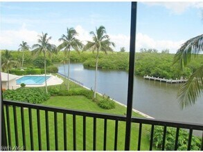 17 Bluebill Ave in Naples, FL - Foto de edificio - Building Photo