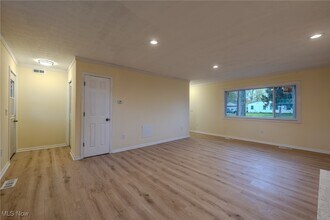 34690 Beachpark Dr in Eastlake, OH - Building Photo - Building Photo