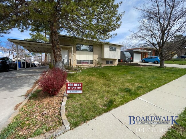 2827 E Bridgewater Dr in Cottonwood Heights, UT - Building Photo - Building Photo